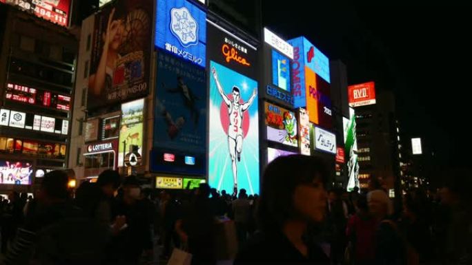 游客在日本大阪心斋桥购物和旅行的时间流逝视图。大阪是日本第二大都会区。