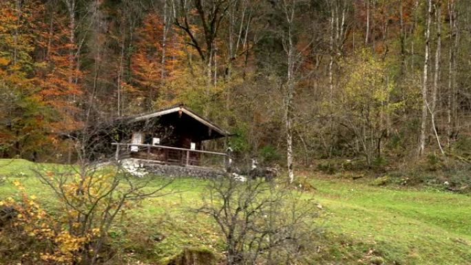山上湖边有长凳的木屋