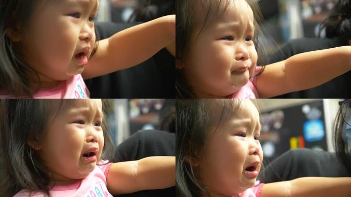 亚洲宝宝和妈妈一起哭。