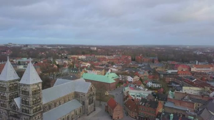 隆德大教堂建筑鸟瞰图(Skåne，瑞典南部)。4K无人机飞过隆德市的历史教堂地标