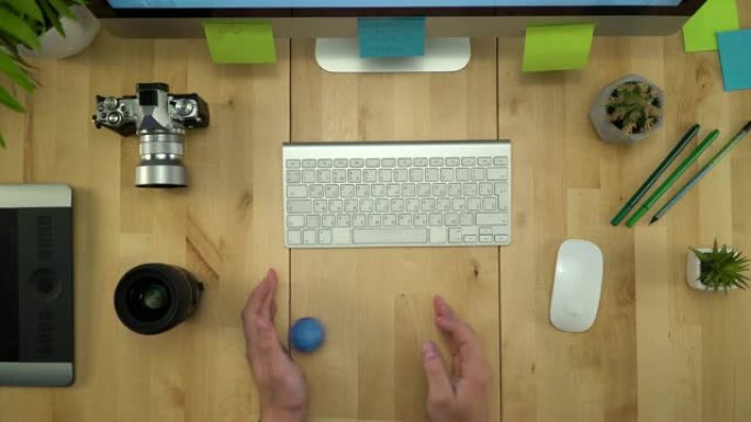 在计算机上工作的人手平坦