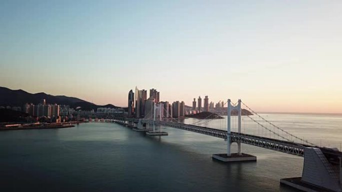 韩国釜山市广安大桥和海云台。