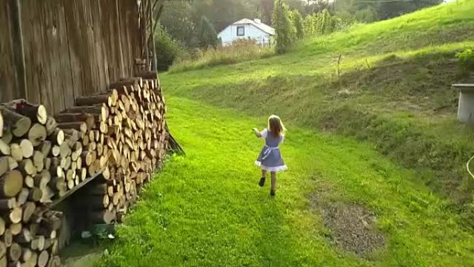 农场谷仓慢动作奔跑的年轻女孩