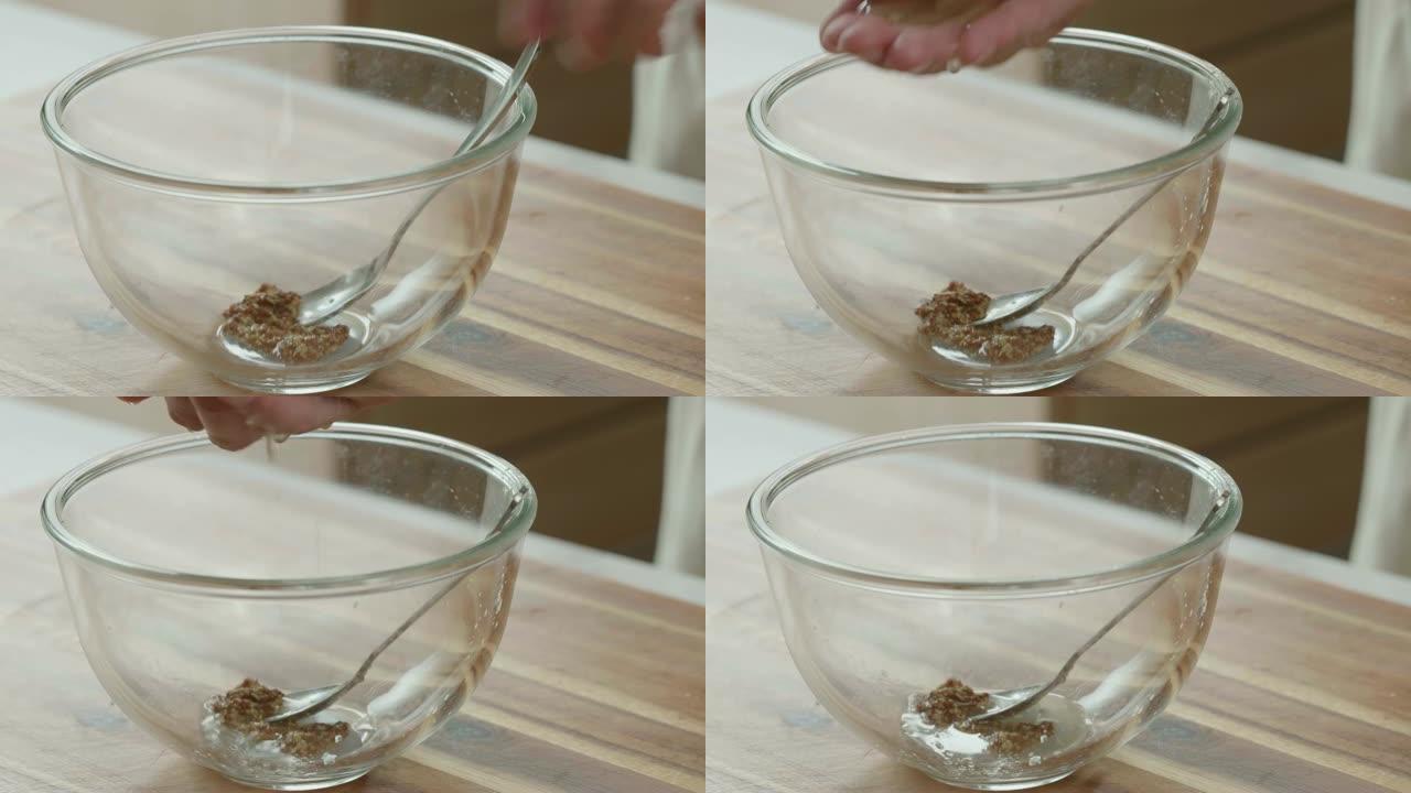 在玻璃搅拌碗中制作香醋调味料