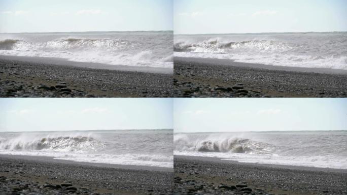 海上风暴。巨浪在岸上轰鸣、喷溅。慢动作