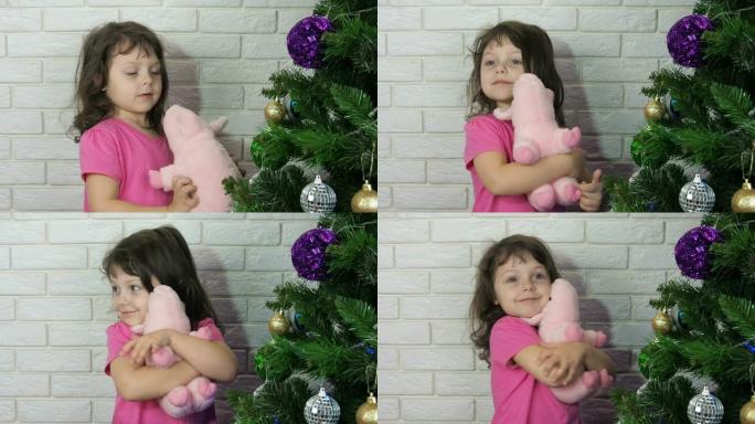 在圣诞树上带着猪的孩子。