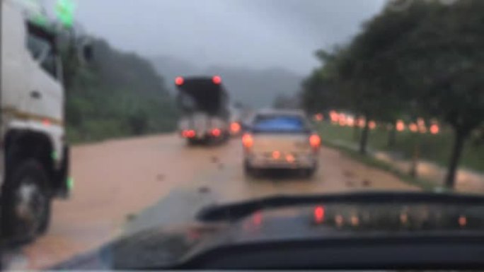在雨天和洪水泛滥的道路上驾驶汽车