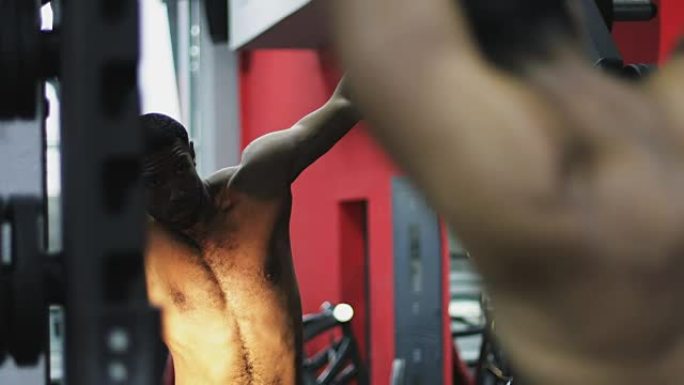 有魅力的美国黑人在健身房做伸展运动。