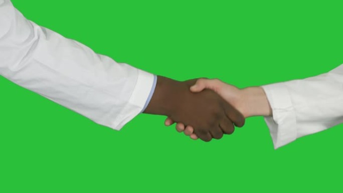 绿色屏幕上的医疗握手，色度键