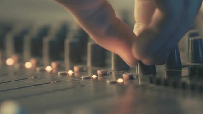 混音器，使用控制器调节声音的手