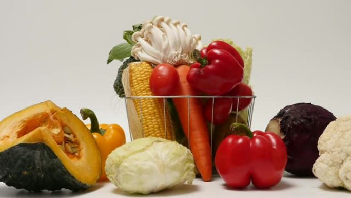 白色背景篮子里的新鲜蔬菜。停止运动动画循环