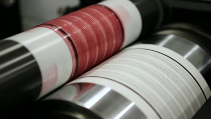 在线印刷机上的柔版印刷工艺。粘贴在印刷滚筒上的光聚合物印版视频，将基板夹在印版和印模滚筒之间以转移墨