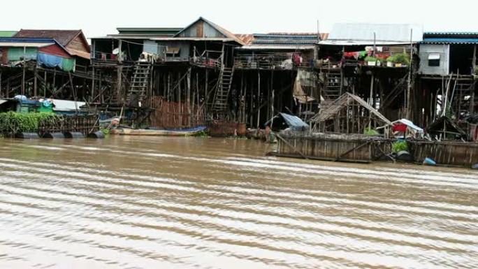 在高跷房屋MF前的柬埔寨河上航行