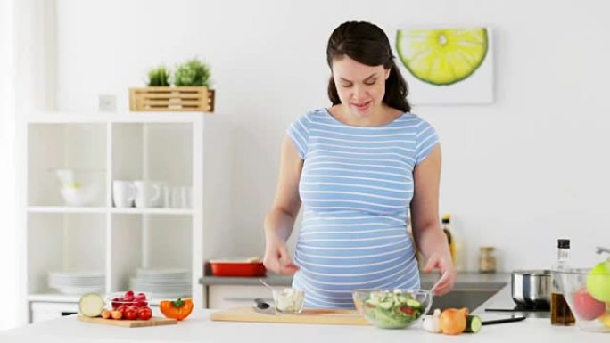 孕妇在家煮蔬菜沙拉