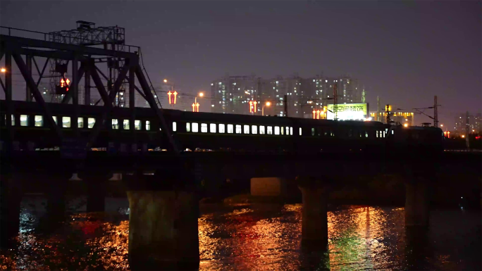 4k实拍夜景老式火车镜头素材