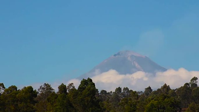 被云层包围的火山口的延时
