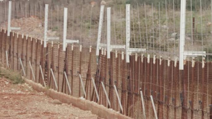 以色列和黎巴嫩之间的边界围栏。带刺铁丝网和电子围栏。