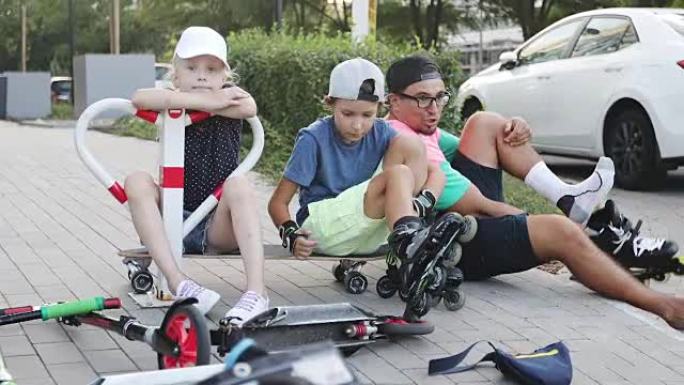一家人在滚轮和踏板车上散步后休息。