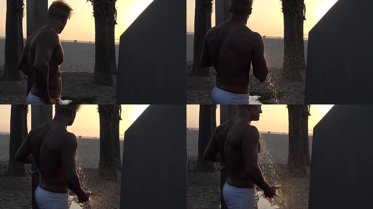 性感的肌肉男人在海滩上洗澡