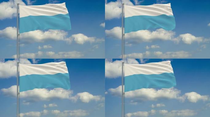蓝色天空中飘浮的云朵映衬着圣马力诺的旗帜