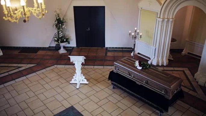 东正教教堂葬礼上的棺材