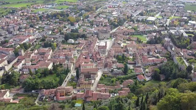 意大利维琴察马罗斯蒂卡。从上城堡看下城镇的无人机空中景观