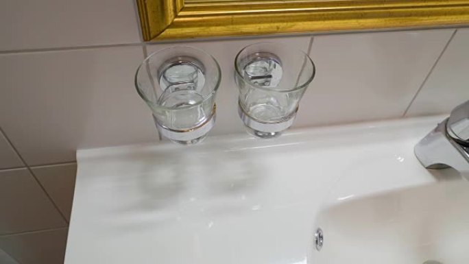 厕所水槽arae上的两个空玻璃杯