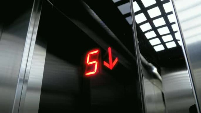 电梯中的数字显示，从地板下降，箭头向下