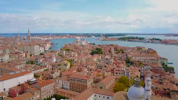 意大利威尼斯大运河的鸟瞰图，带有船只和建筑物。