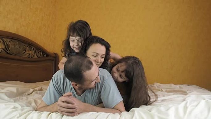 一家人躺在床上