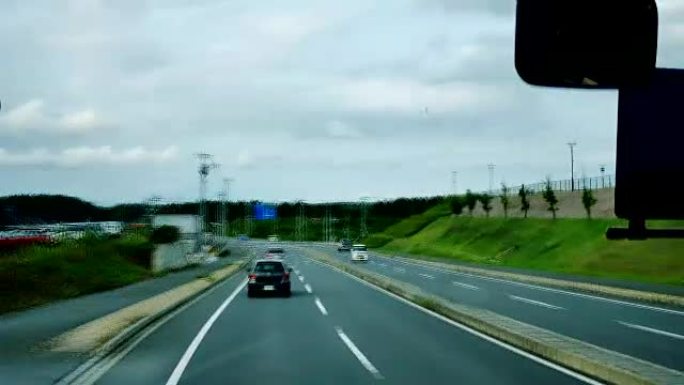 从沿日本大街和高速公路的旅游巴士内拍摄的时间流逝