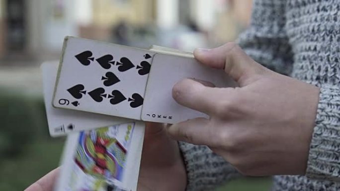 魔术师手中的卡片