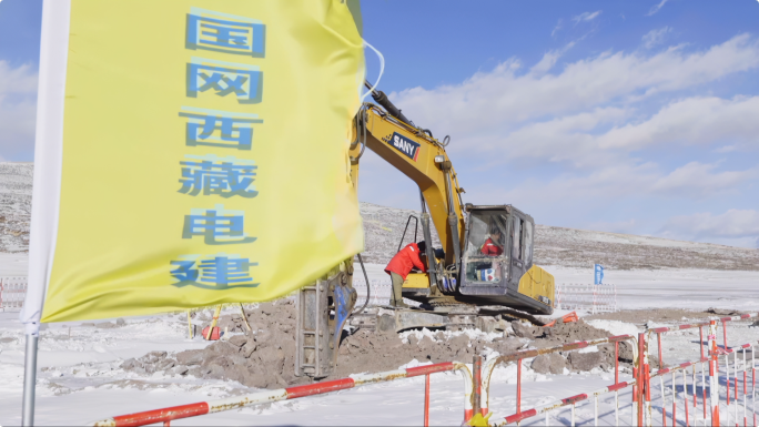 西藏阿里沼泽地暴雪中电力建设