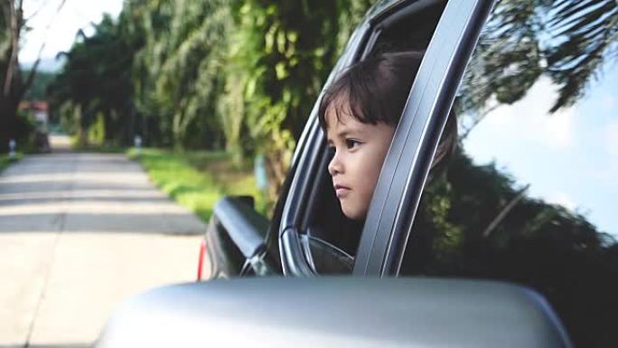 车窗里的小女孩。