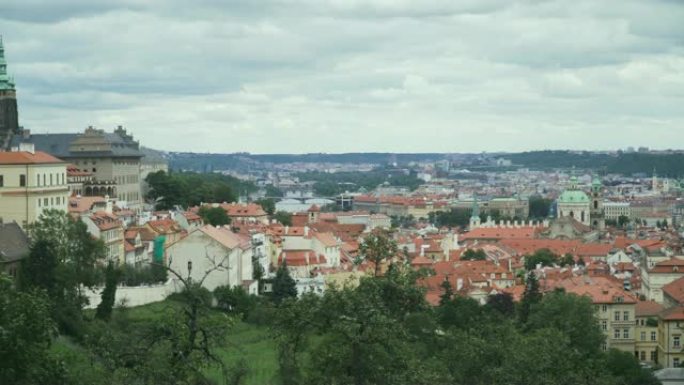 空中平移: 2018夏季山脉中的老布拉格城，但今天是阴天