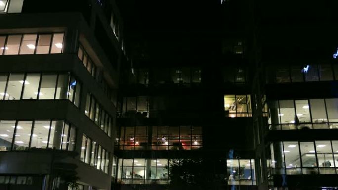 办公大楼和深夜工作的工人