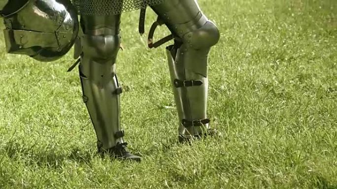 中世纪战士的装甲腿