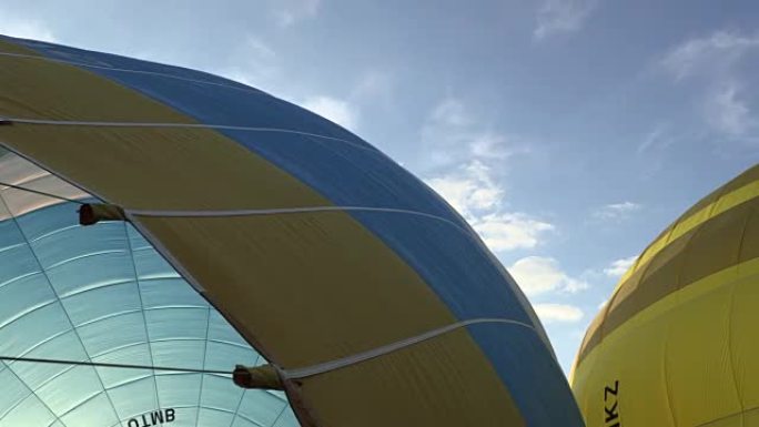 气球节和工作人员操作并准备了气球。蓝天上的气球。天空中的气球。