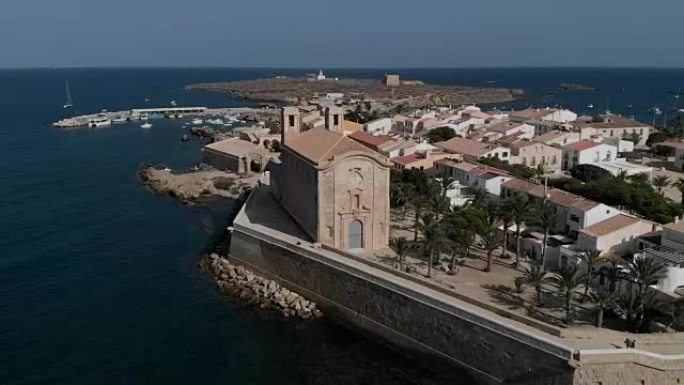 塔巴卡岛的城市景观、教堂和港口的鸟瞰图。西班牙