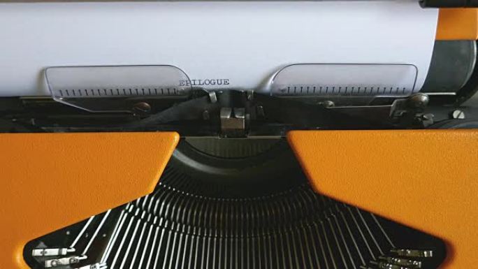 一个人在旧打字机上写结语的高角度镜头