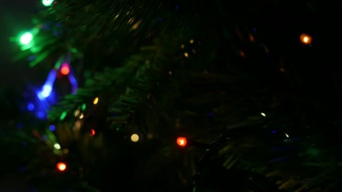 人造树上的圣诞仙女灯序列4K 2160p 30fps超高清镜头-新年夜闪烁装饰灯泡特写3840x21