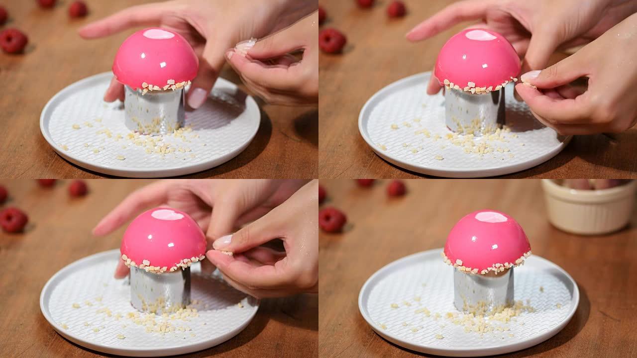 法国覆盆子慕斯蛋糕，带粉色镜面釉。用坚果装饰蛋糕