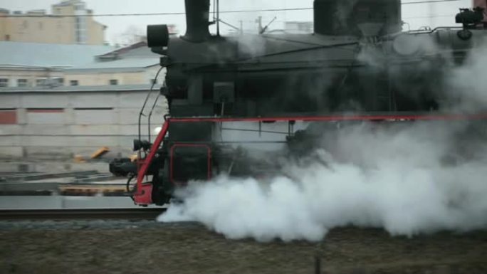 烟雾中的蒸汽火车经过