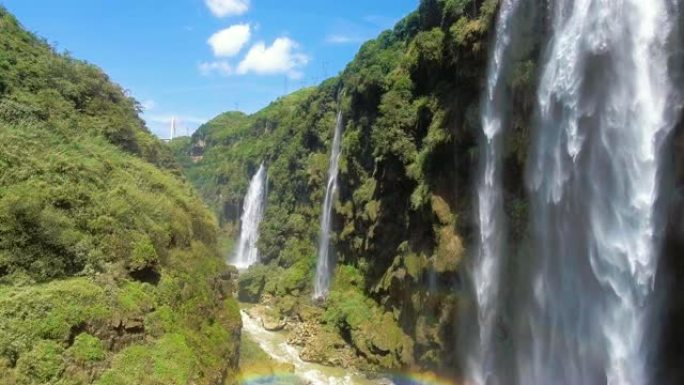 中国贵州省马岭河峡谷悬崖峭壁上风景瀑布的鸟瞰图