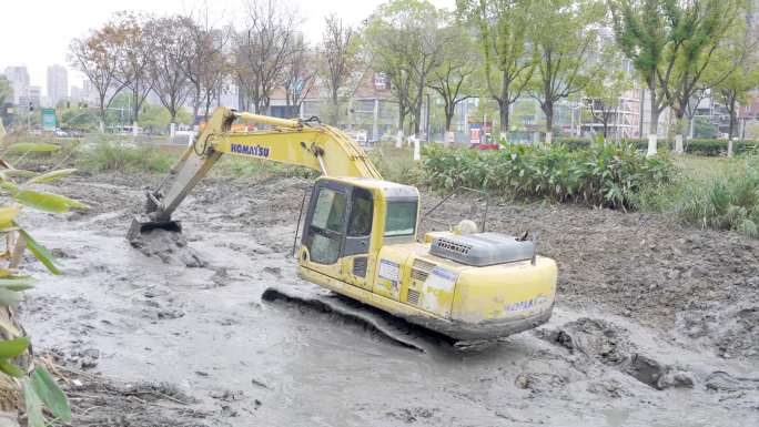 冬季挖掘机河道清淤疏浚