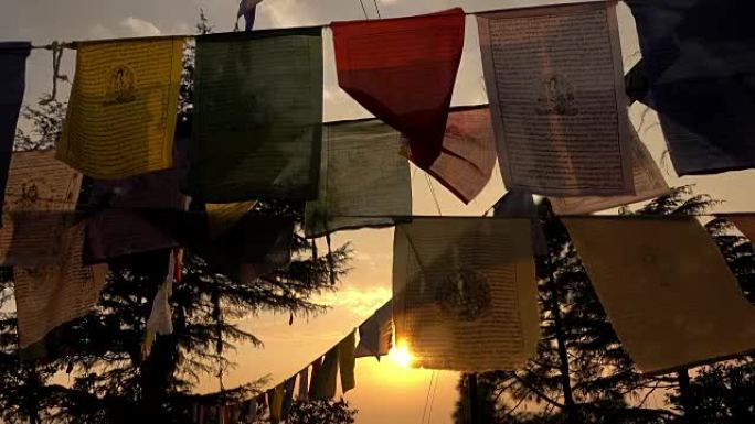 尼泊尔加德满都，一些西藏经幡在日落时分随风飘扬的视频。