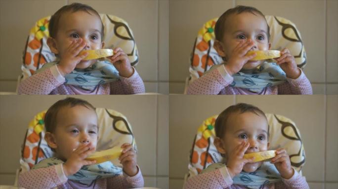 宝宝在家吃甜瓜