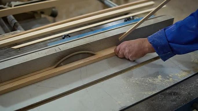 木匠在车间工作，在worshop的木工机器上进行木材加工