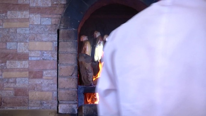 烤鸭店厨师用烤炉炭火烤鸭子美食