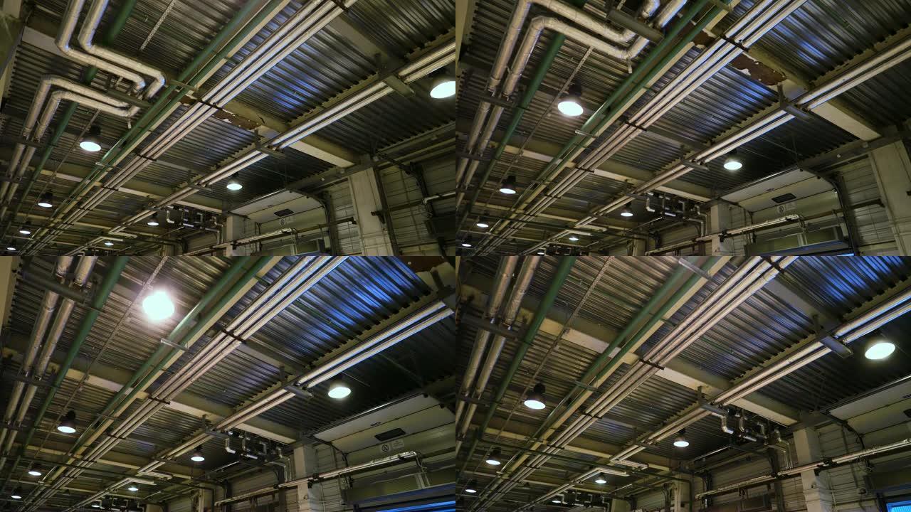 现代工厂天花板下的工业加热管或其他家用通信管道。